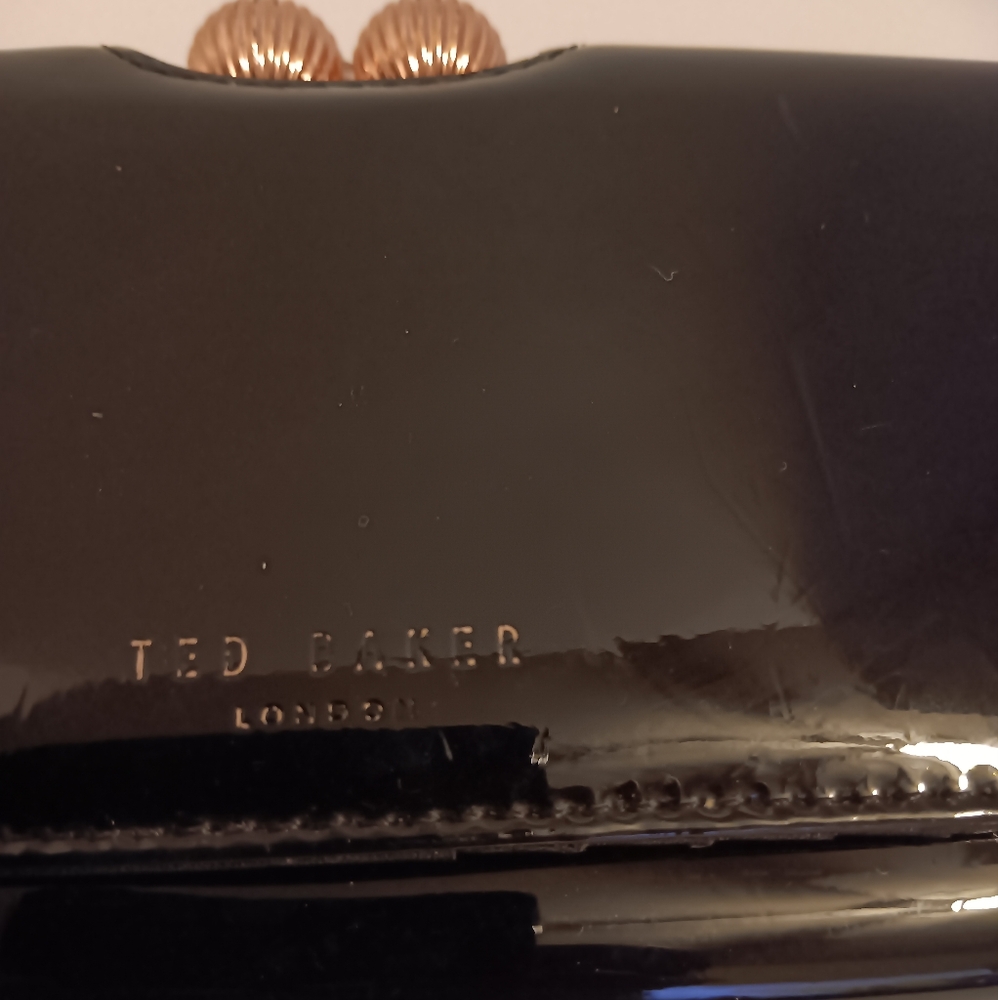 Preloved!! Ted baker patent leather wallet has flaws shown in photos - Picture 2 of 8